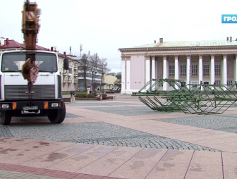 В Гродно уже начали устанавливать новогоднюю елку