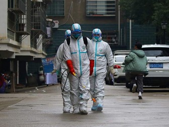 В Китае сообщили об усилении способности коронавируса передаваться от человека к человеку