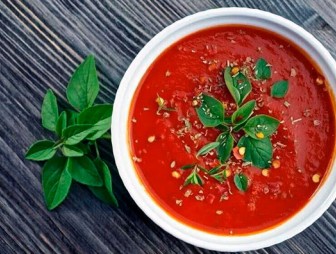 Блюдо дня: томатный суп с кинзой и запеченными помидорами