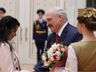 'Нация может развиваться только на позитивных идеях' - Александр Лукашенко вручил госнаграды и генеральские погоны