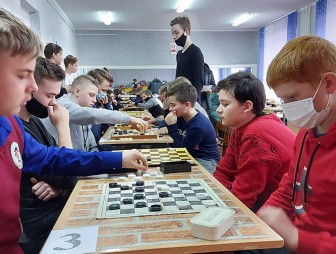 Узнайте, кто победил в чёрно-белом шашечном турнире и представит Мостовщину в области
