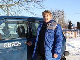 Даже в сильные снегопады своевременно доставляла почту жителям более 20 деревень водитель-почтальон из Больших Озёрок Инна Житкевич