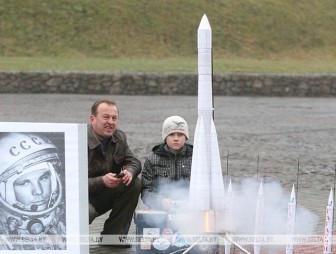 '3,2,1. Поехали!': в Гродно в День космонавтики запустили копию космического корабля 'Восток-1'