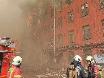 В Петербурге горит фабрика «Невская мануфактура», площадь пожара – 1,5 тыс. кв м.