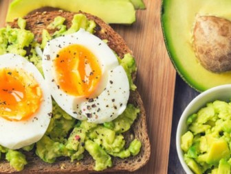 Полезный завтрак: тосты с авокадо и яйцом. Рецепт