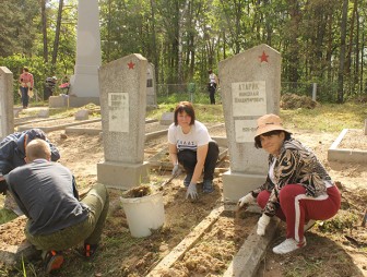 Объединила память и доброе дело. Представители общественных объединений Мостовщины навели порядок на кладбище партизан и мирных жителей  деревни Дубровка