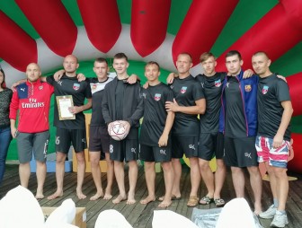 В грязи, но с успехом! Мостовчане стали серебряными призёрами чемпионата по болотному футболу