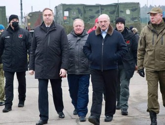 Президент Беларуси посетил транспортно-логистический центр возле пункта пропуска 'Брузги', где размещены беженцы