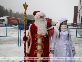 Дед Мороз и Снегурочка поздравили детей беженцев в ТЛЦ с Новым годом