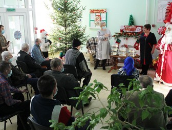 Поздравления и подарки от совета ветеранов и профсоюзов  для проживающих Куриловичского дома-интерната