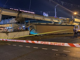 В Минске обрушилась пешеходная часть моста через ул.Немига
