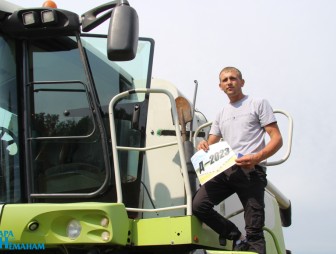 Первыми на Мостовщине получили специальный допуск к уборке урожая-2023 комбайнеры ЗАО «Гудевичи» Андрей и Валерий Мешко