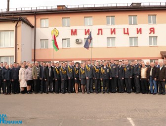 По кодексу чести: мостовские правоохранители принимают поздравления с Днём белорусской милиции