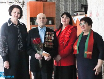 Вручили материальную помощь, поздравили с Днём Победы – на Мостовщине ветеран и бывшие узники концлагерей встречали гостей