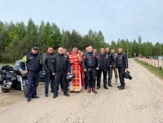 В связи с открытием мотосезона представители Мостовского РОВД провели встречу с мостовскими любителями двухколёсного транспорта