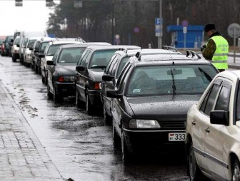 С пятницы очередь легковых авто в Польшу увеличилась в девять раз