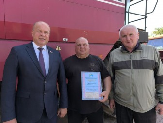 Руководство Мостовского района продолжает чествовать лучших аграриев