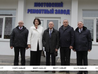 Крепкая семья, забота о ветеранах, воспитание молодёжи. Об этом говорилось на Мостовском ремонтном заводе с участием республиканской группы информирования