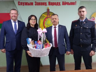Прекрасная женщина, многодетная мама, коллега – в Мостовском РОВД поздравили и вручили подарок Веронике Борисевич