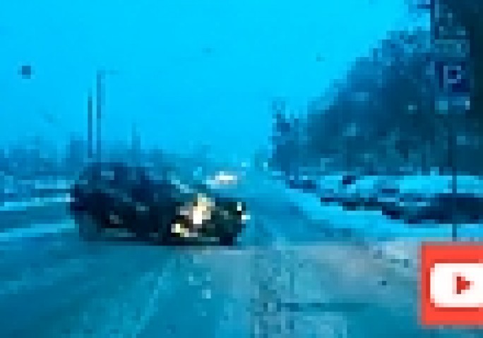 В Гродно еще один водитель BMW X5 не удержался в своей полосе на заснеженной дороге