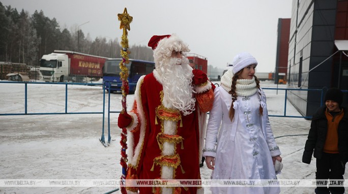 Дед Мороз и Снегурочка поздравили детей беженцев в ТЛЦ с Новым годом