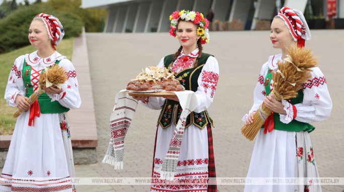Поздравление Президента Беларуси с успешным завершением уборочной и праздником 'Дажынкі'