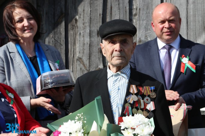 На Мостовщине   ветерана Великой Отечественной войны Николая Бобко поздравили с Днём Победы