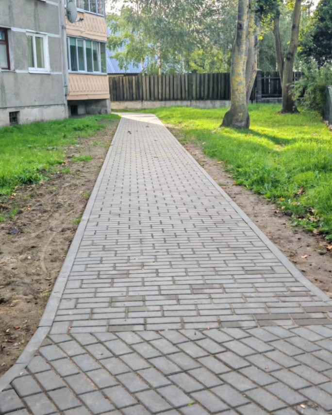 В рамках Года благоустройства: пешеходная дорожка по улице Зелёной в Мостах обновлена