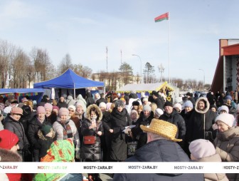 Вспоминаем, как в Мостах прошло народное гулянье «Масленица у ворот – всех весёлый праздник ждёт!»