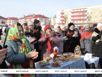Вспоминаем, как в Мостах прошло народное гулянье «Масленица у ворот – всех весёлый праздник ждёт!»