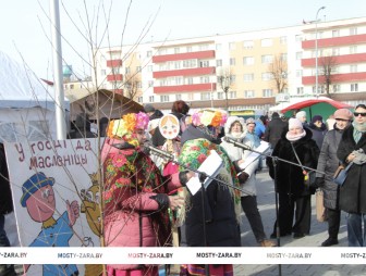 Вспоминаем, как в Мостах прошло народное гулянье «Масленица у ворот – всех весёлый праздник ждёт!»