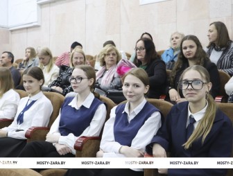 Наш край встречает Первомай! В Мостах состоялись торжественное собрание и праздничный концерт