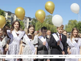 Торжественная линейка в СШ №5 г.Мосты имени Василия Леонтьевича Володося