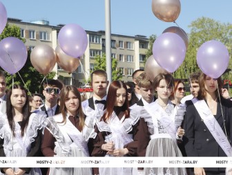 Торжественная линейка в СШ №5 г.Мосты имени Василия Леонтьевича Володося