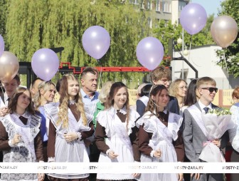 Торжественная линейка в СШ №5 г.Мосты имени Василия Леонтьевича Володося