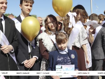 Торжественная линейка в СШ №5 г.Мосты имени Василия Леонтьевича Володося