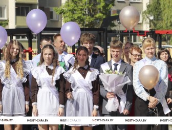 Торжественная линейка в СШ №5 г.Мосты имени Василия Леонтьевича Володося