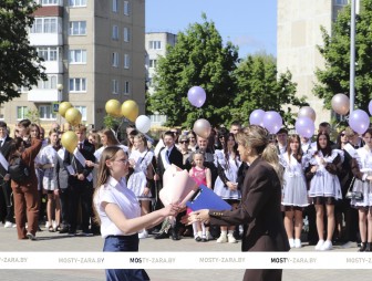 Торжественная линейка в СШ №5 г.Мосты имени Василия Леонтьевича Володося