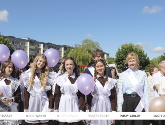 Торжественная линейка в СШ №5 г.Мосты имени Василия Леонтьевича Володося