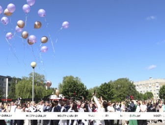 Торжественная линейка в СШ №5 г.Мосты имени Василия Леонтьевича Володося
