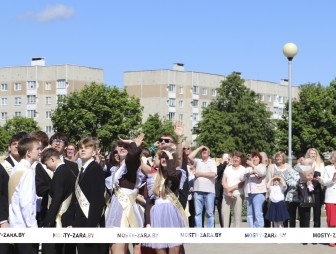 Торжественная линейка в СШ №5 г.Мосты имени Василия Леонтьевича Володося