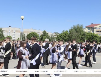 Торжественная линейка в СШ №5 г.Мосты имени Василия Леонтьевича Володося