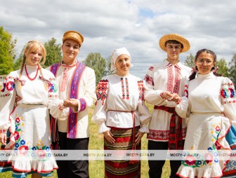 Ад танца душа пяе: як на Мастоўшчыне захоўваюць сапраўдны народны танец ‒ кадрылю