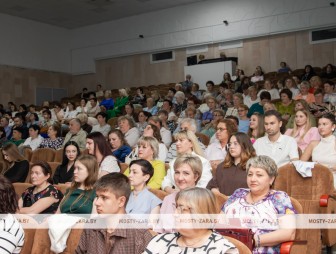 Труд ради спасения других – в Мостах чествовали медицинских работников