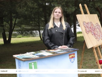 Заплыв «На чём попало», представление на воде, велодрайв и уха по-мостовски: брендовый праздник в Мостах удивляет новыми «фишками»