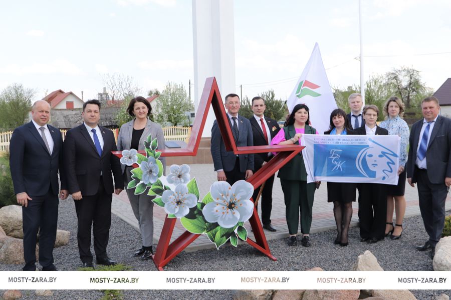 В рамках проекта «Улица Героя» в Мостах установили памятные таблички | Актуально | Заря над Неманом