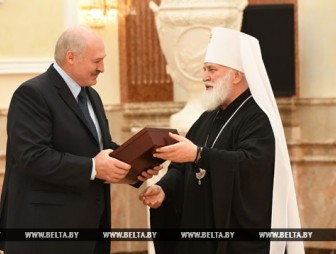 Лукашенко подарили Священное Писание Нового Завета на белорусском языке