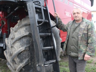 Тракторист-машинист из Хартицы награждён Почётной грамотой районного Совета депутатов
