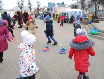 “100 друзей”, батлейка и кругосветное путешествие: как развлекались маленькие гости “Дажынак” на детской площадке