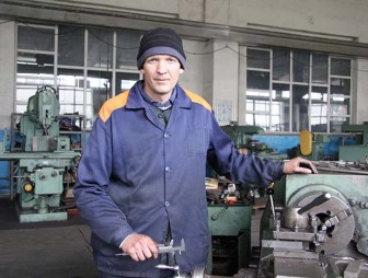 Токарь Мостовского ремонтного завода Валерий Гайдаш достиг вершин профессионального мастерства